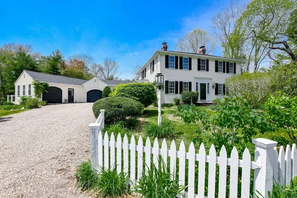 $819,900 | 595 New Bedford Road, Rochester, MA 02770