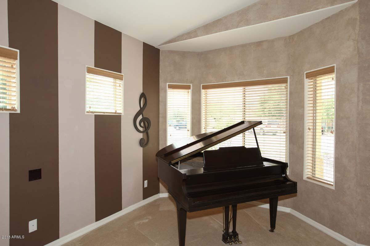 724 East Carson Road Phoenix, AZ 85042 - Photo 8 of 35 Living Room