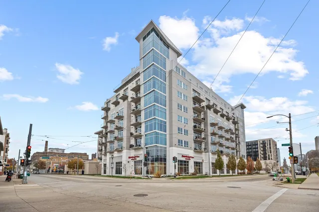 $2,100 | 601 East Ogden Avenue, Unit 405, Milwaukee, WI 53202