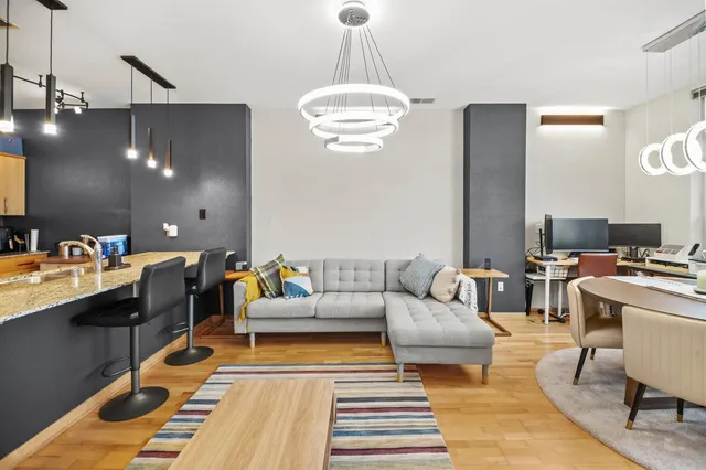 $2,100 | 601 East Ogden Avenue, Unit 405, Milwaukee, WI 53202