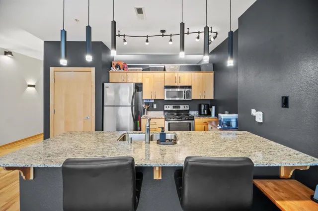 $2,100 | 601 East Ogden Avenue, Unit 405, Milwaukee, WI 53202