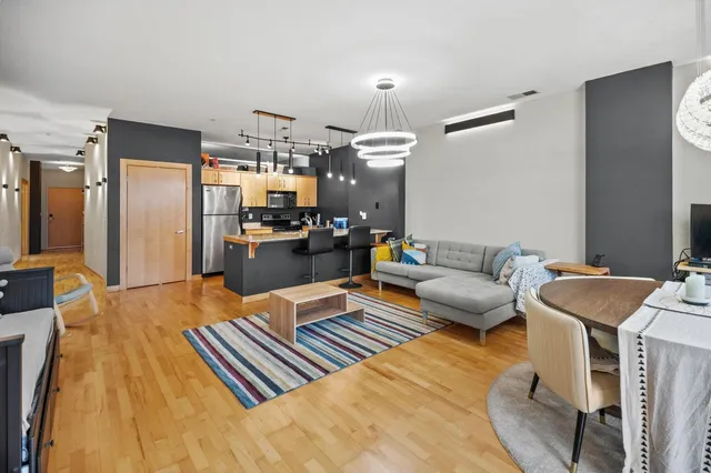 $2,100 | 601 East Ogden Avenue, Unit 405, Milwaukee, WI 53202