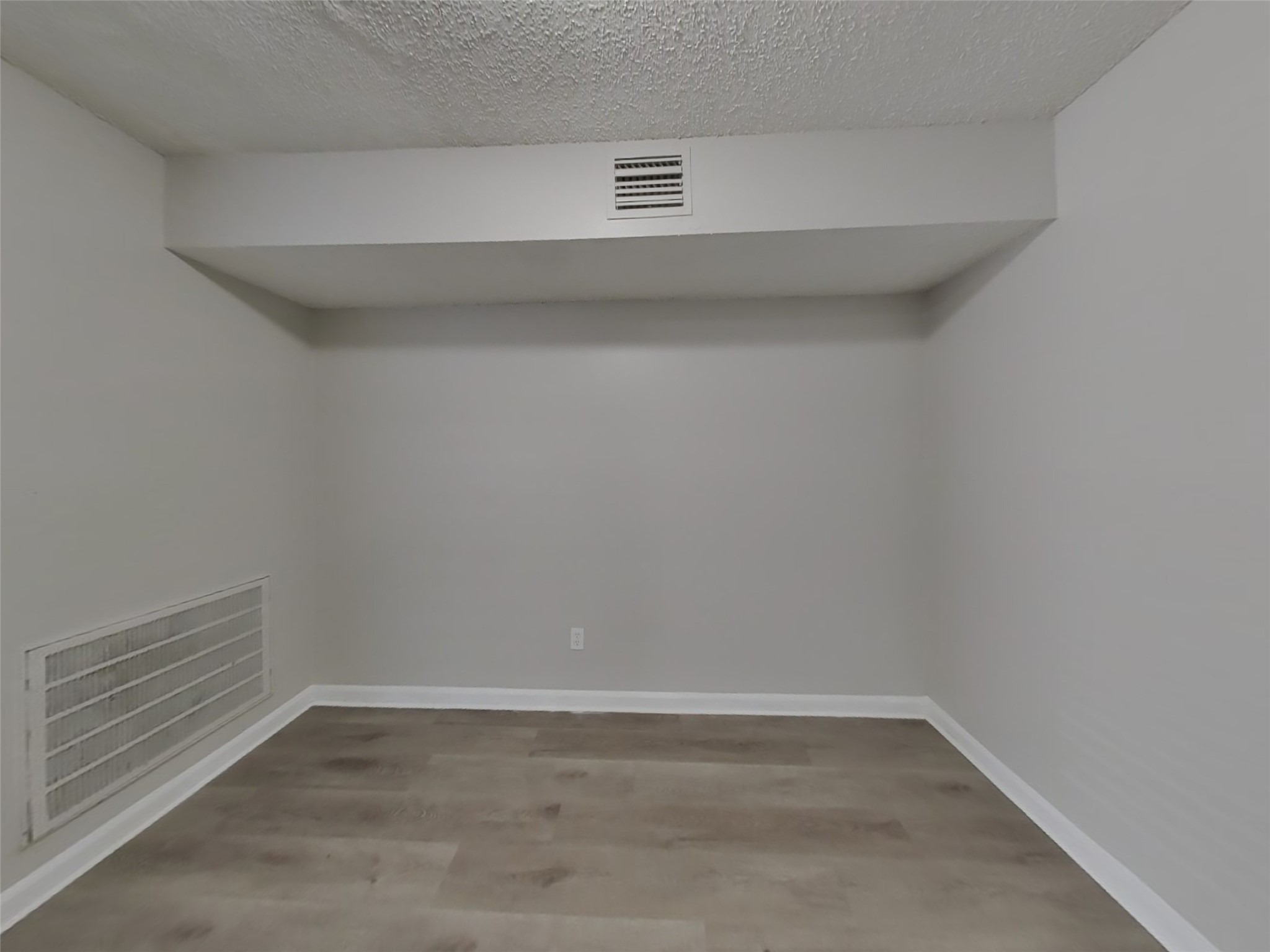 623 Walston Lane Houston, TX 77060 - Photo 4 of 21 a view of a small space