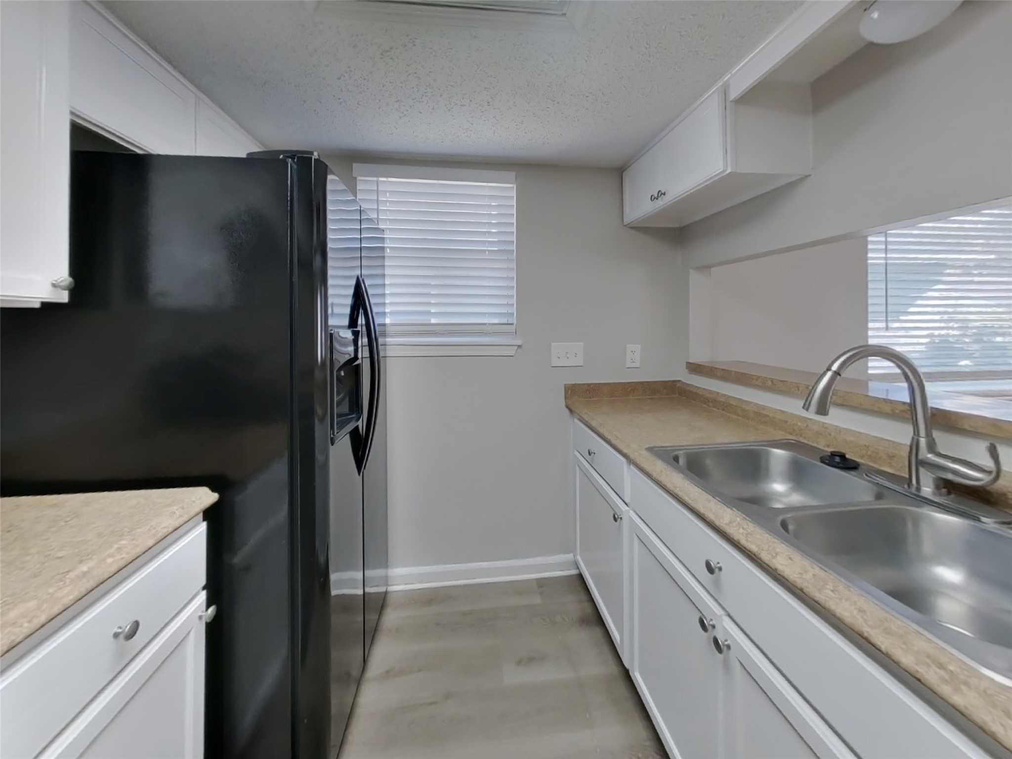 623 Walston Lane Houston, TX 77060 - Photo 7 of 21 a kitchen with a sink and refrigerator