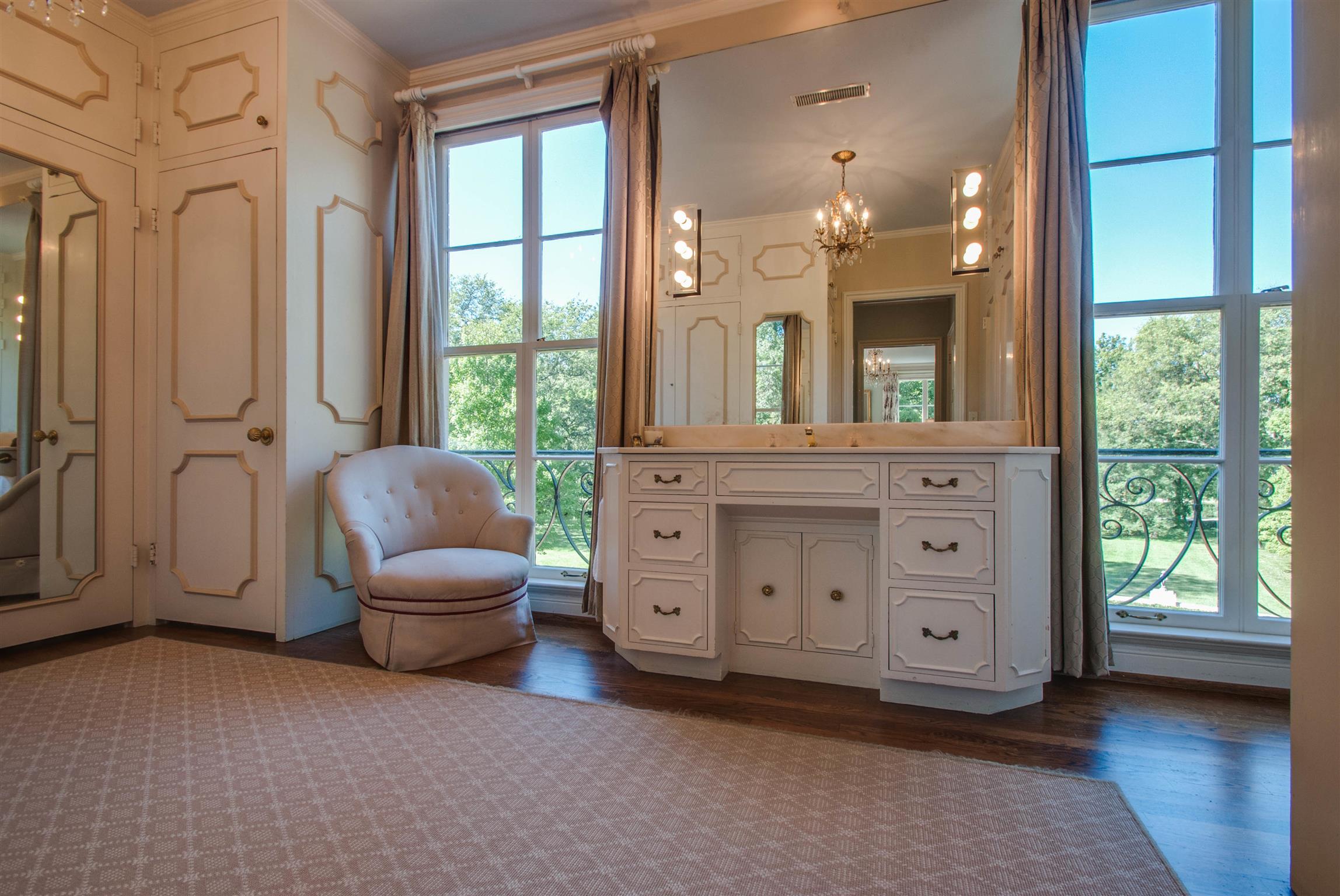 4727 Post Road Nashville, TN 37205 - Photo 18 of 28 a living room with furniture and a large window