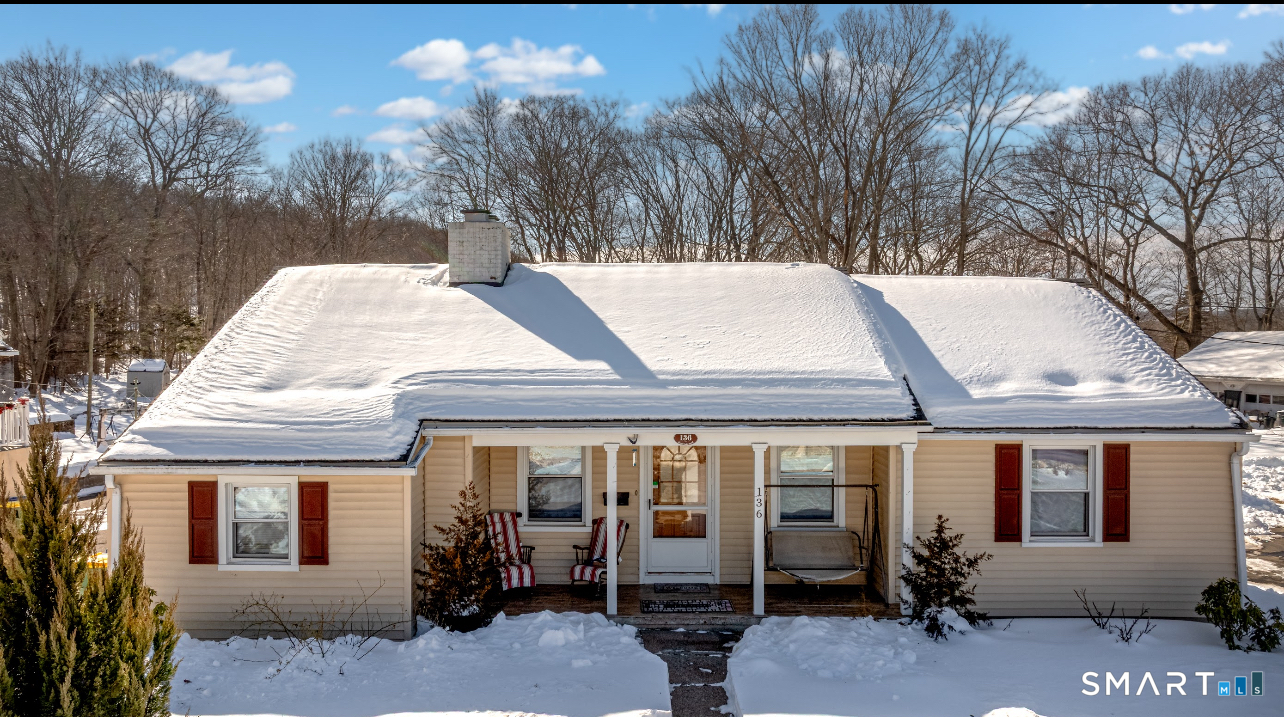 a view of a house with backyard