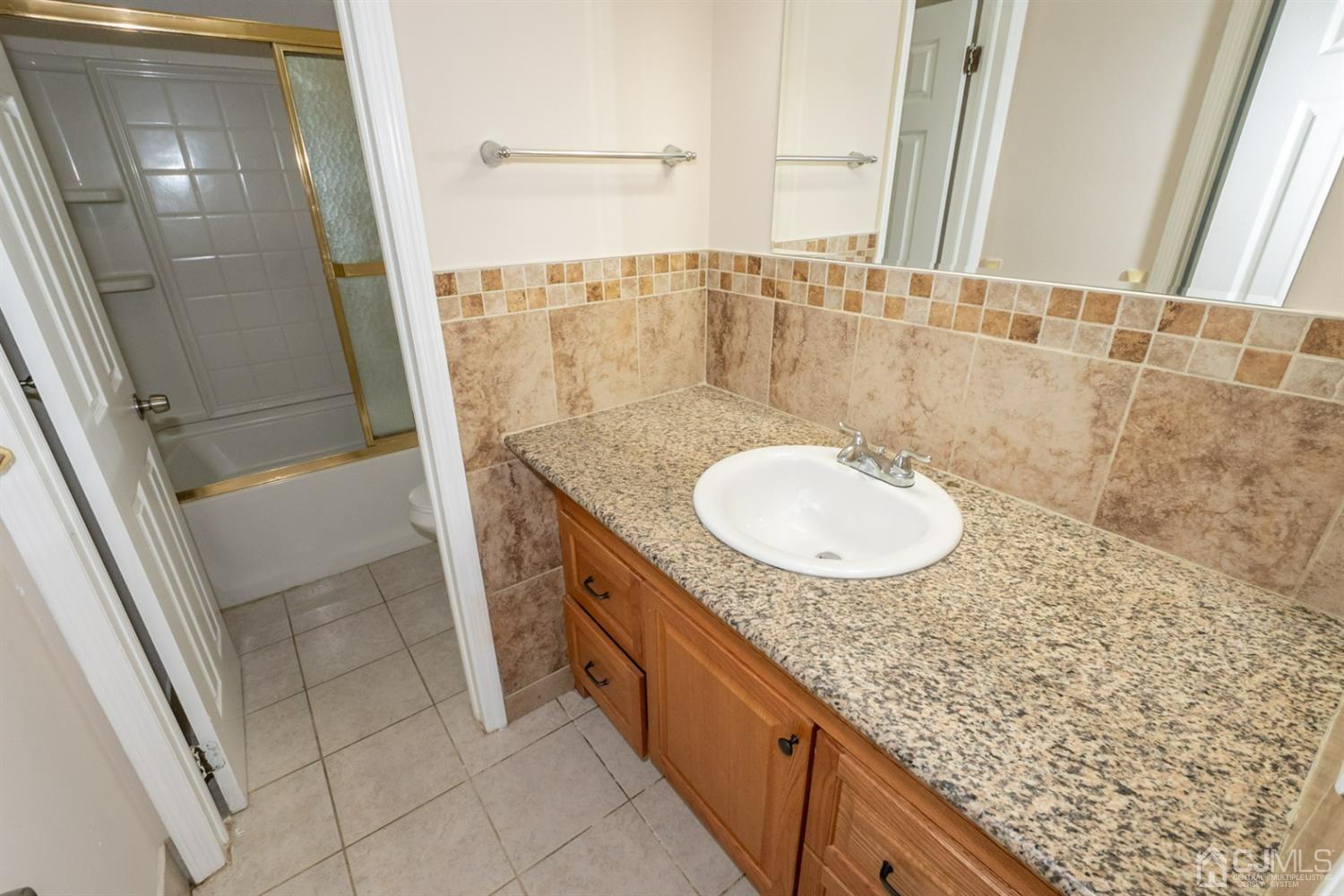 16 Roxy Avenue Edison, NJ 08820 - Photo 17 of 31 Bathroom