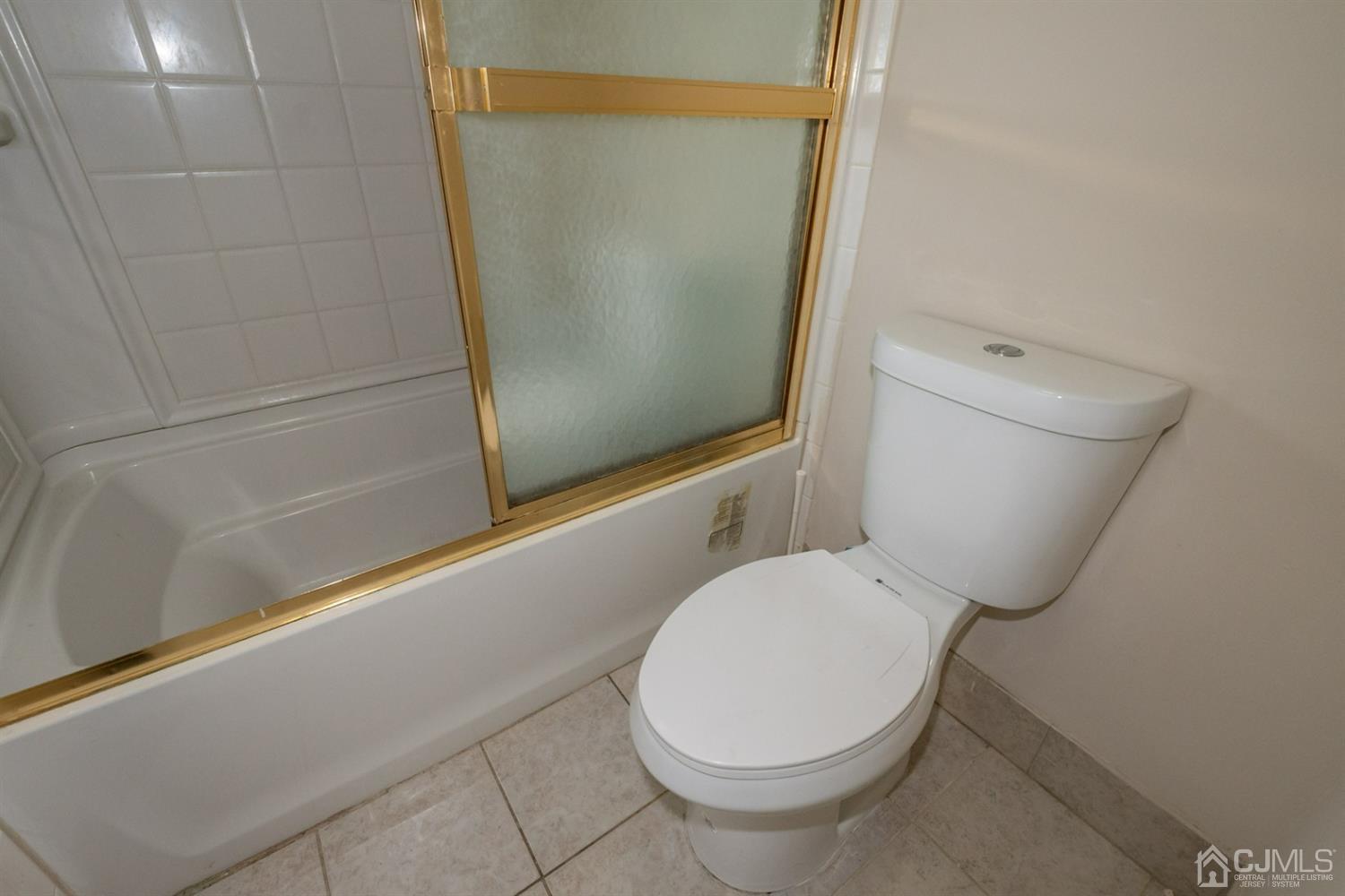 16 Roxy Avenue Edison, NJ 08820 - Photo 18 of 31 Bathroom