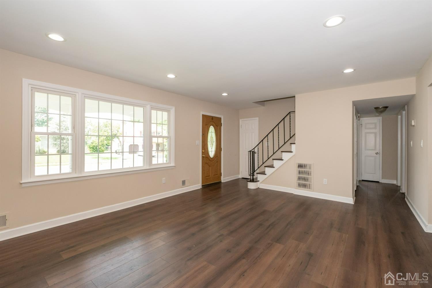 16 Roxy Avenue Edison, NJ 08820 - Photo 4 of 31 Living Room