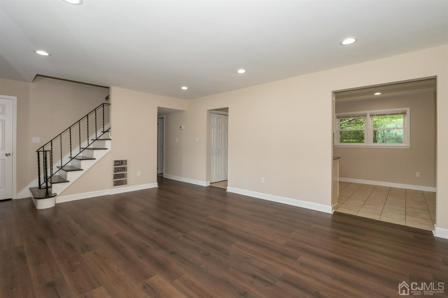 16 Roxy Avenue Edison, NJ 08820 - Photo 5 of 31 Living Room