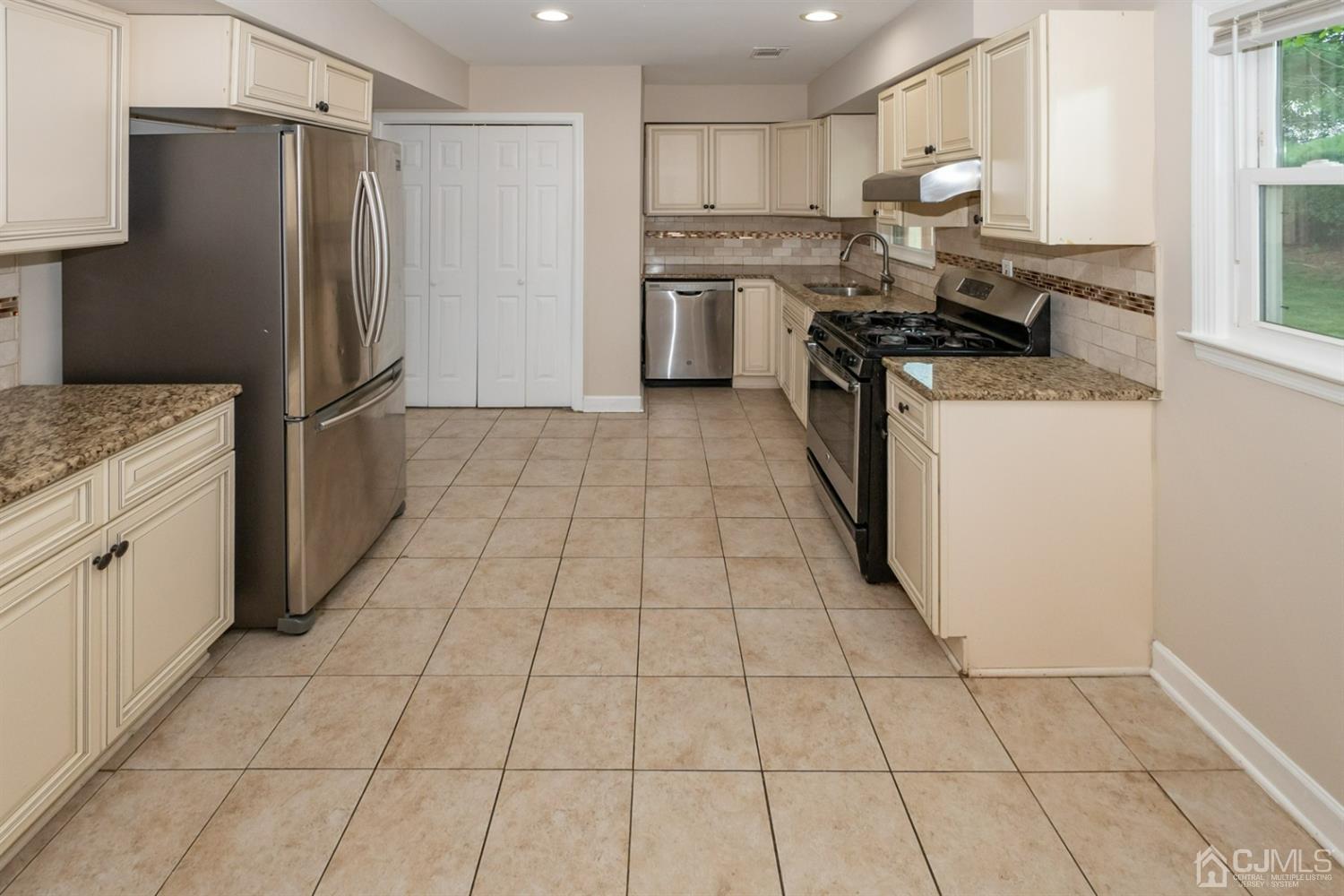 16 Roxy Avenue Edison, NJ 08820 - Photo 7 of 31 Kitchen