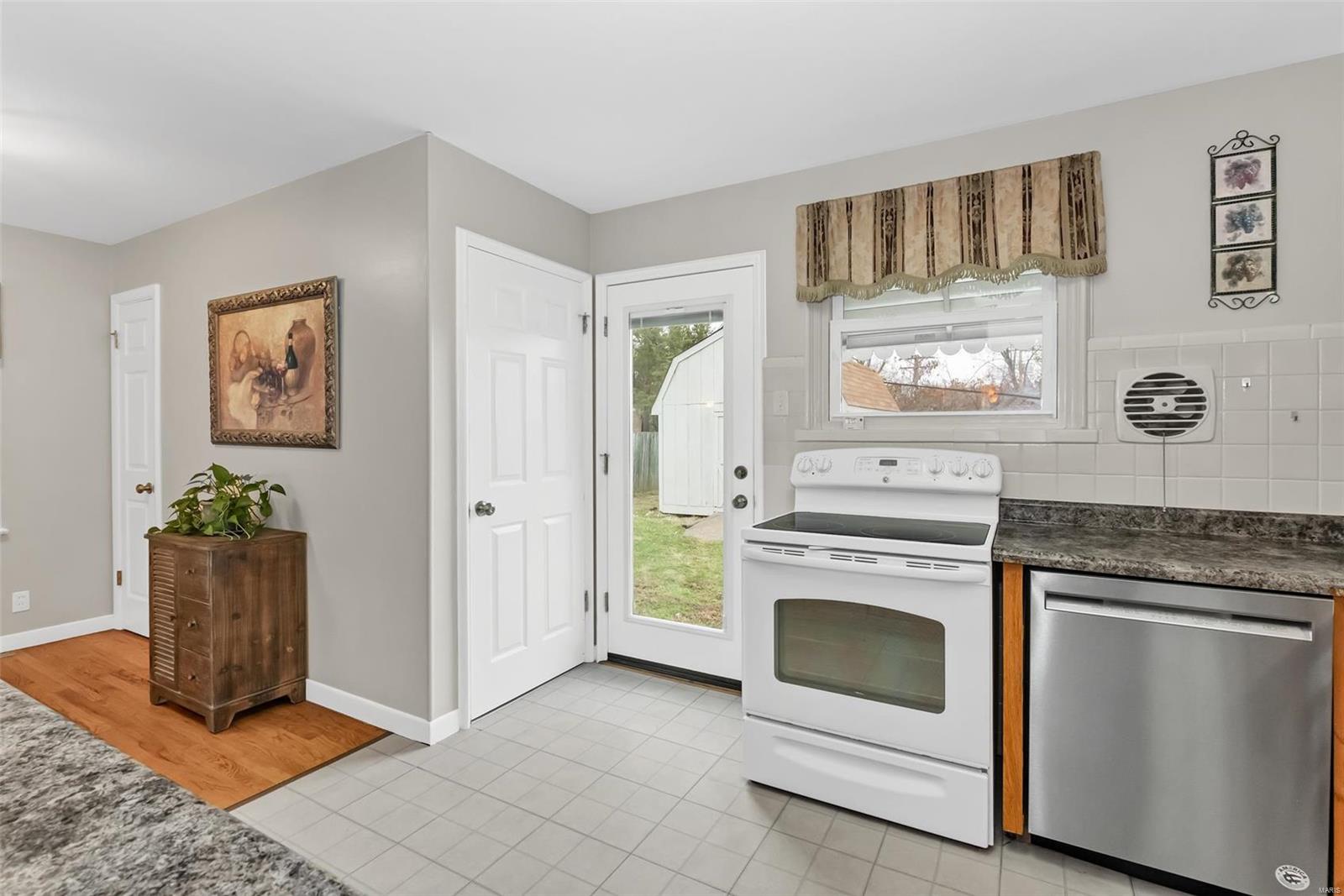611 Barton Lane Ballwin, MO 63021 - Photo 11 of 27 Gallery Image 11