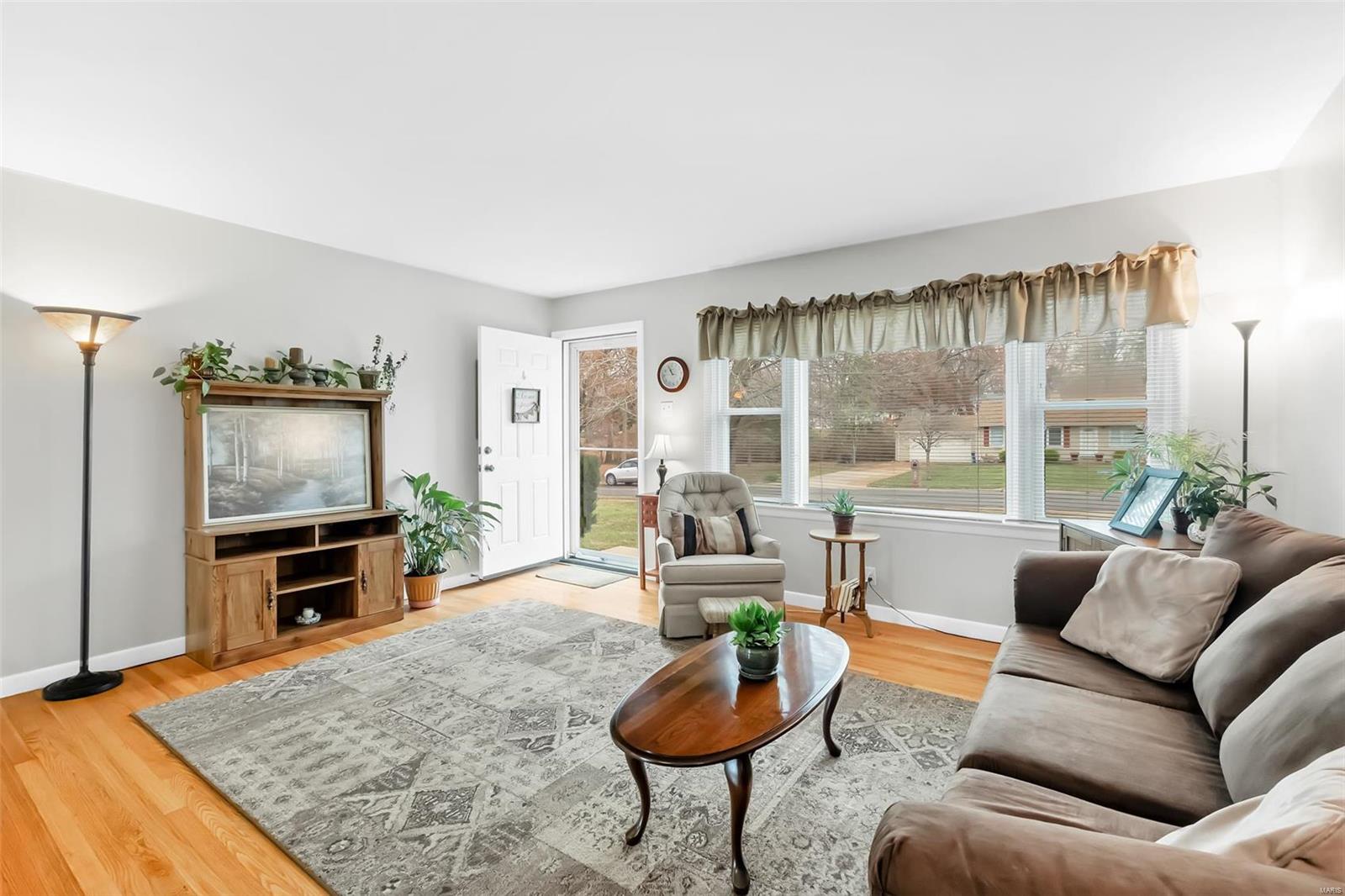 611 Barton Lane Ballwin, MO 63021 - Photo 3 of 27 Gallery Image 3