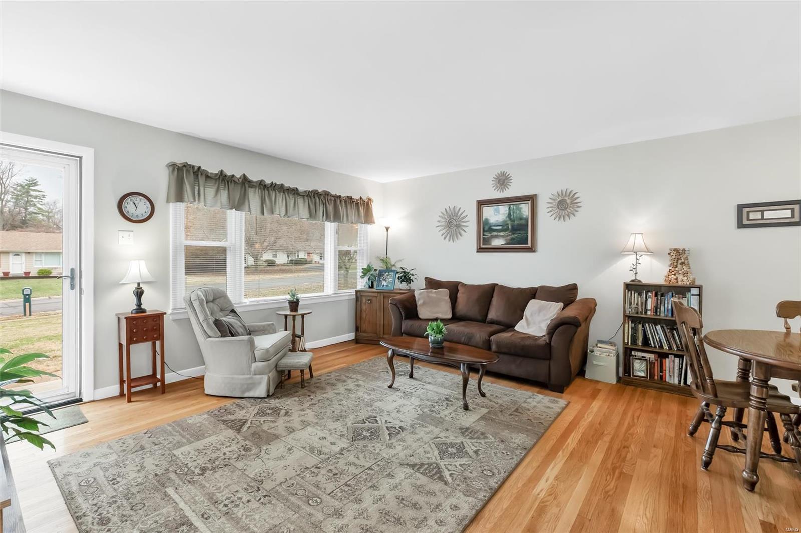 611 Barton Lane Ballwin, MO 63021 - Photo 4 of 27 Gallery Image 4