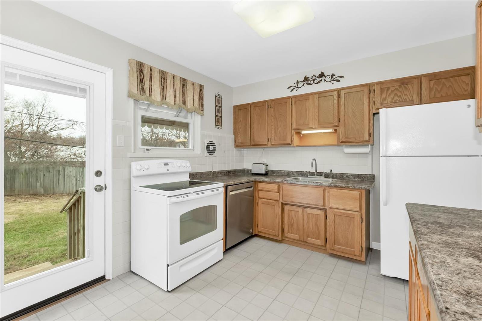 611 Barton Lane Ballwin, MO 63021 - Photo 9 of 27 Gallery Image 9