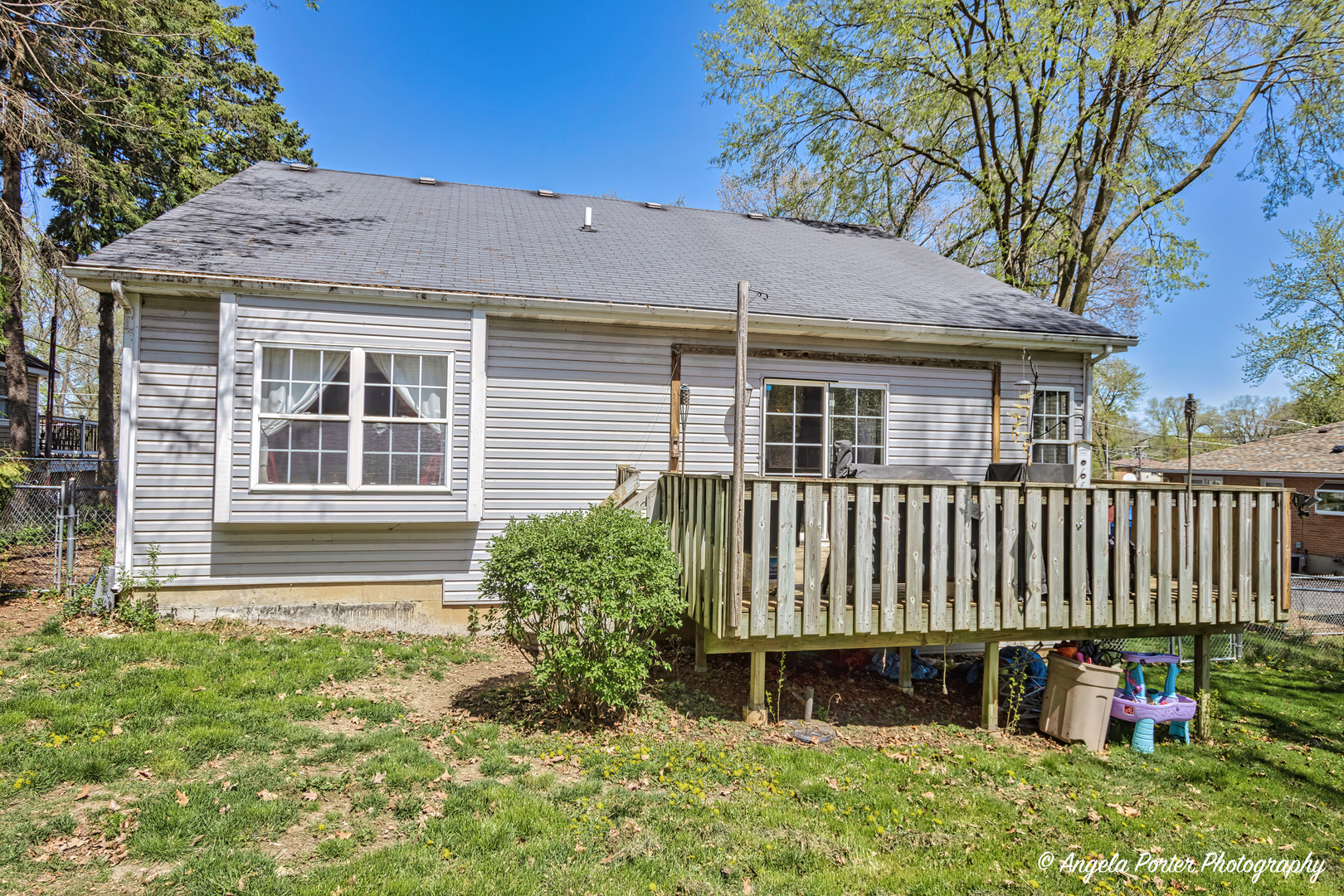 119 Eagle Point Road Fox Lake, IL 60020 - Photo 22 of 29 a front view of a house with a garden