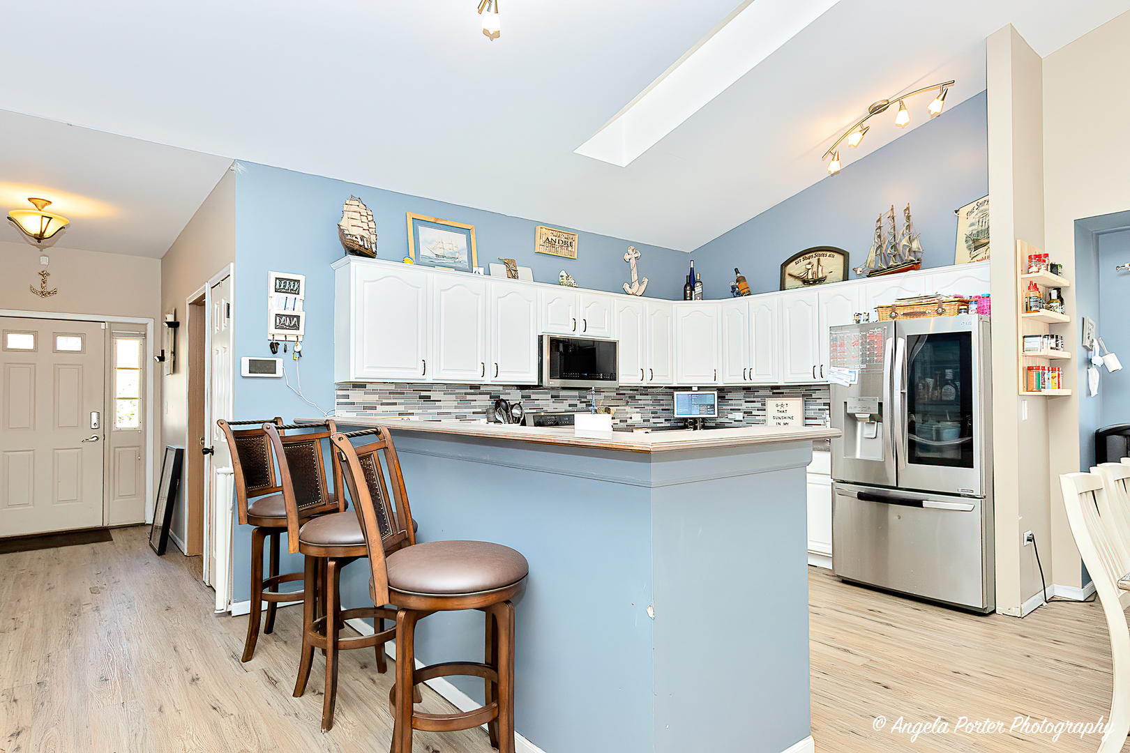 119 Eagle Point Road Fox Lake, IL 60020 - Photo 4 of 29 a kitchen with a table chairs refrigerator and cabinets