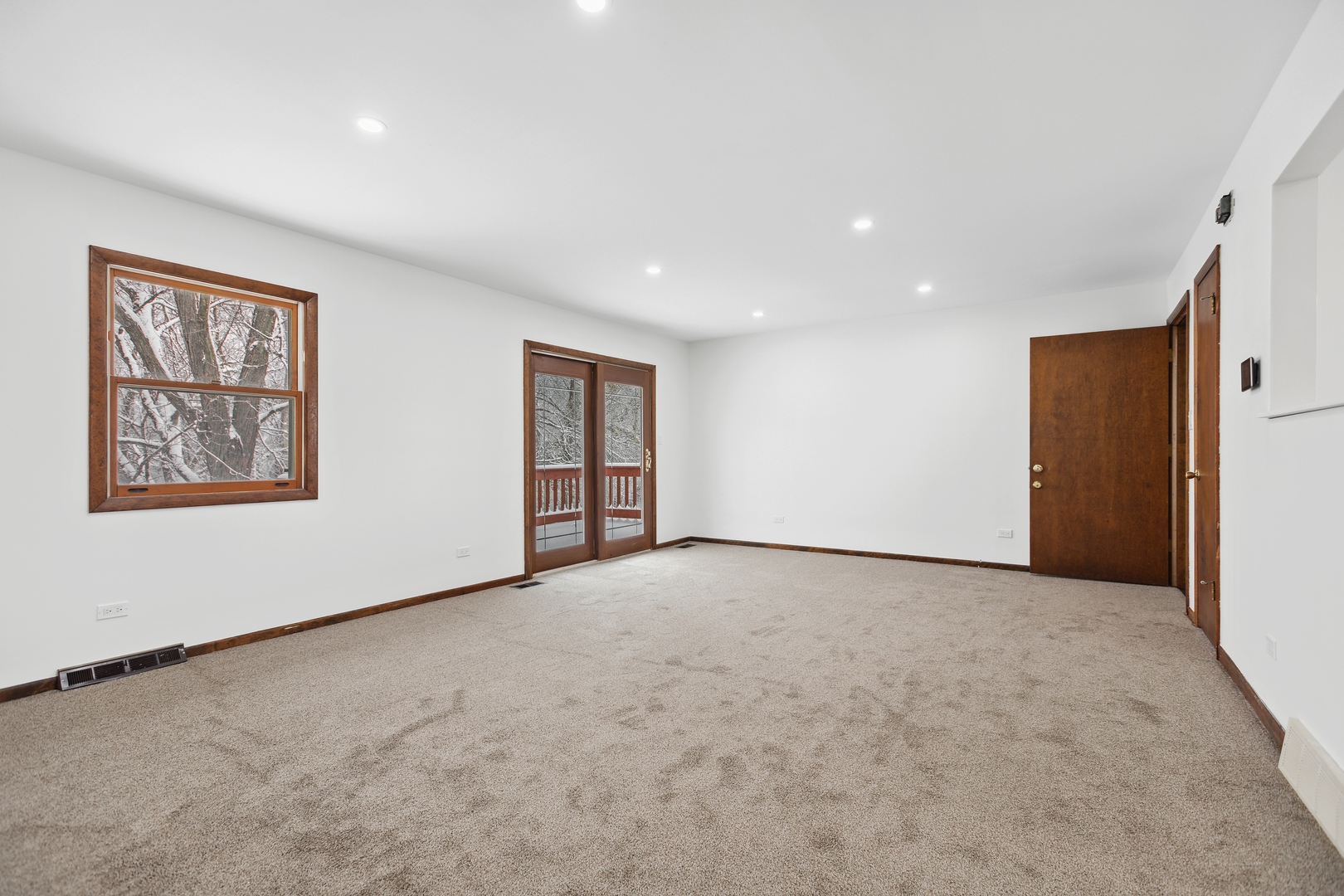 722 McHenry Avenue, Unit B Crystal Lake, IL 60014 - Photo 3 of 14 a view of an empty room with a window