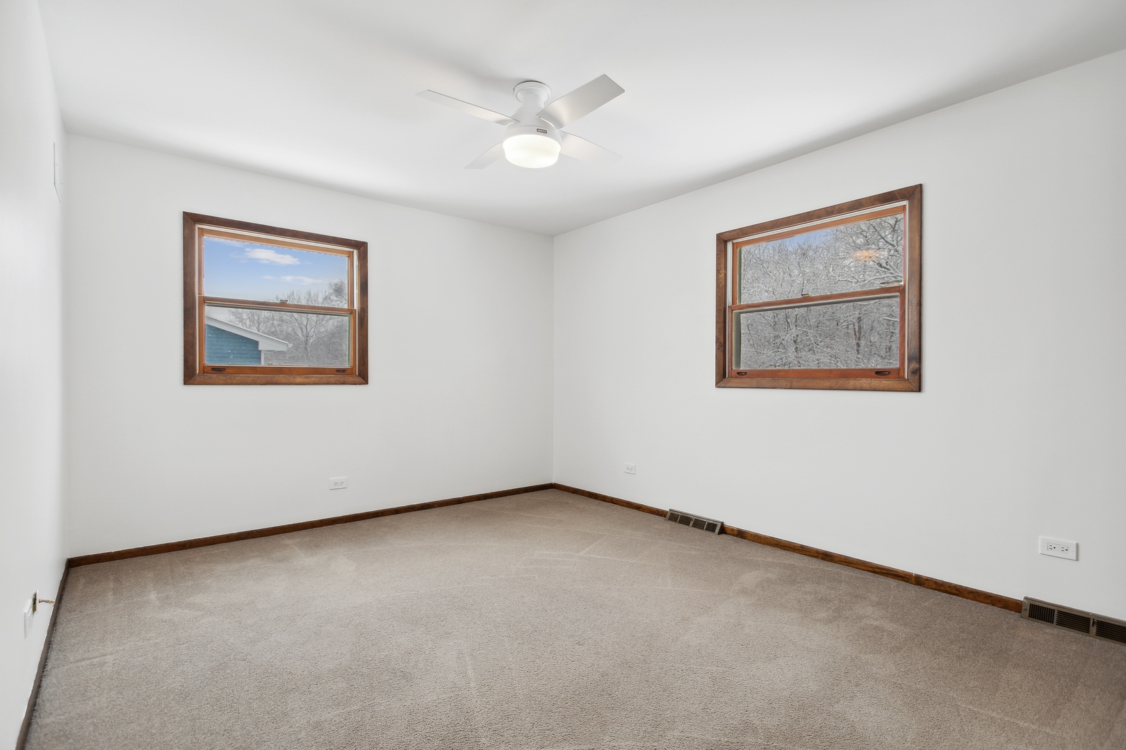 722 McHenry Avenue, Unit B Crystal Lake, IL 60014 - Photo 8 of 14 an empty room with a window