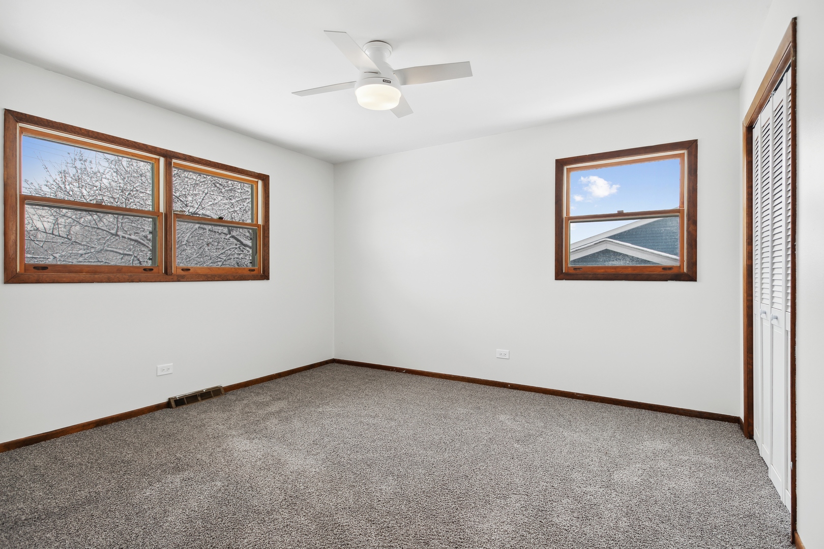 722 McHenry Avenue, Unit B Crystal Lake, IL 60014 - Photo 10 of 14 an empty room with a window