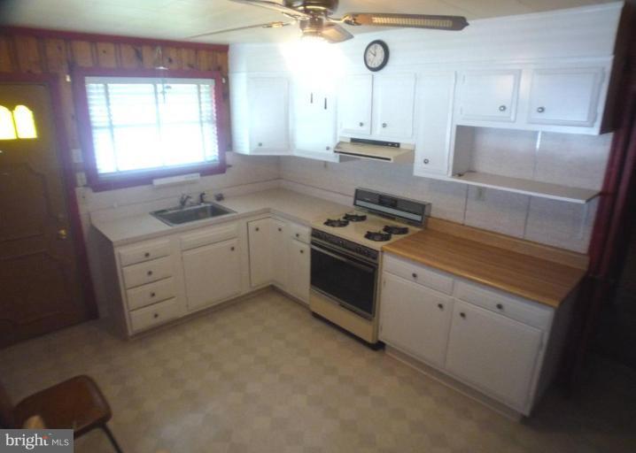 924 Woodlynn Road Essex, MD 21221 - Photo 8 of 10 Kitchen
