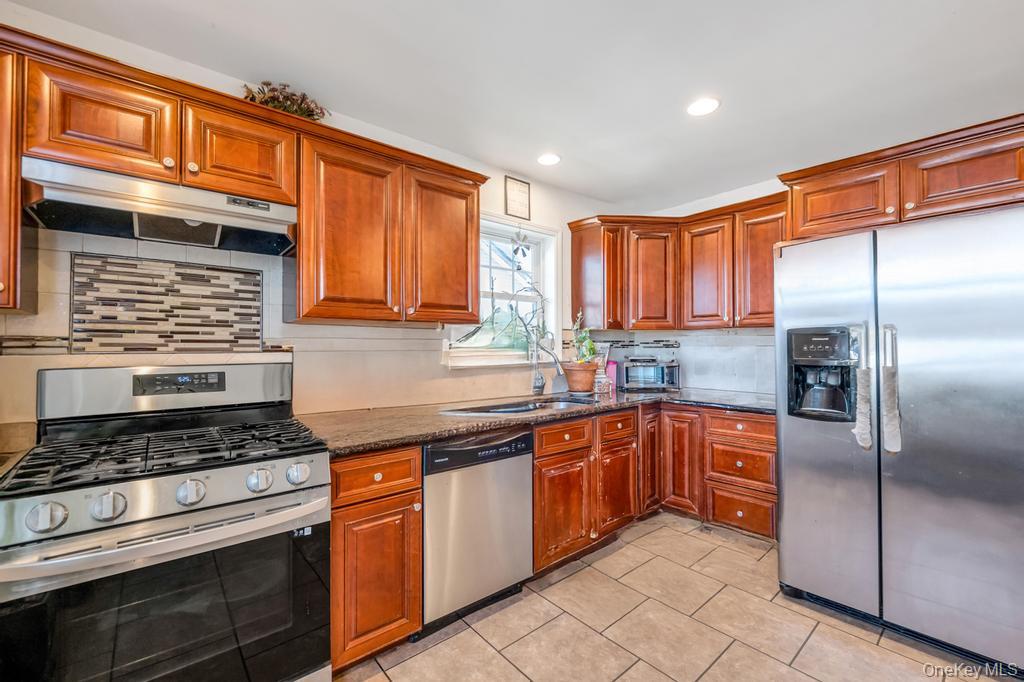 49 Lester Avenue Freeport, NY 11520 - Photo 17 of 33