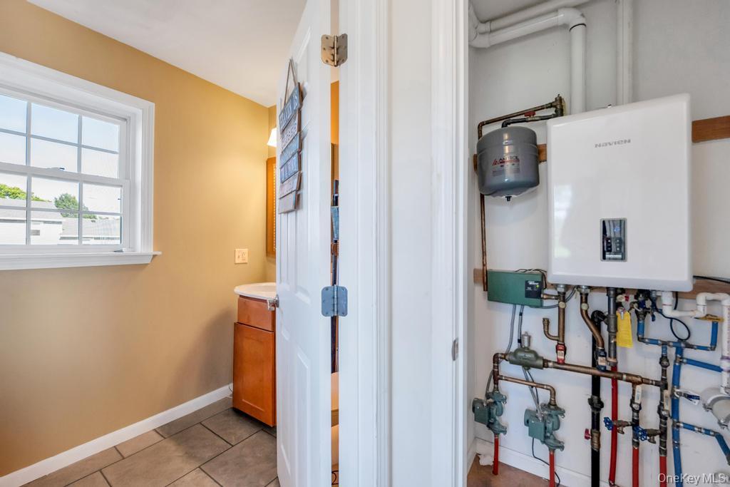 49 Lester Avenue Freeport, NY 11520 - Photo 19 of 33