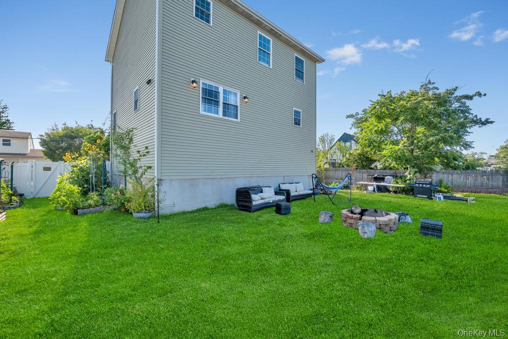 49 Lester Avenue Freeport, NY 11520 - Photo 4 of 33