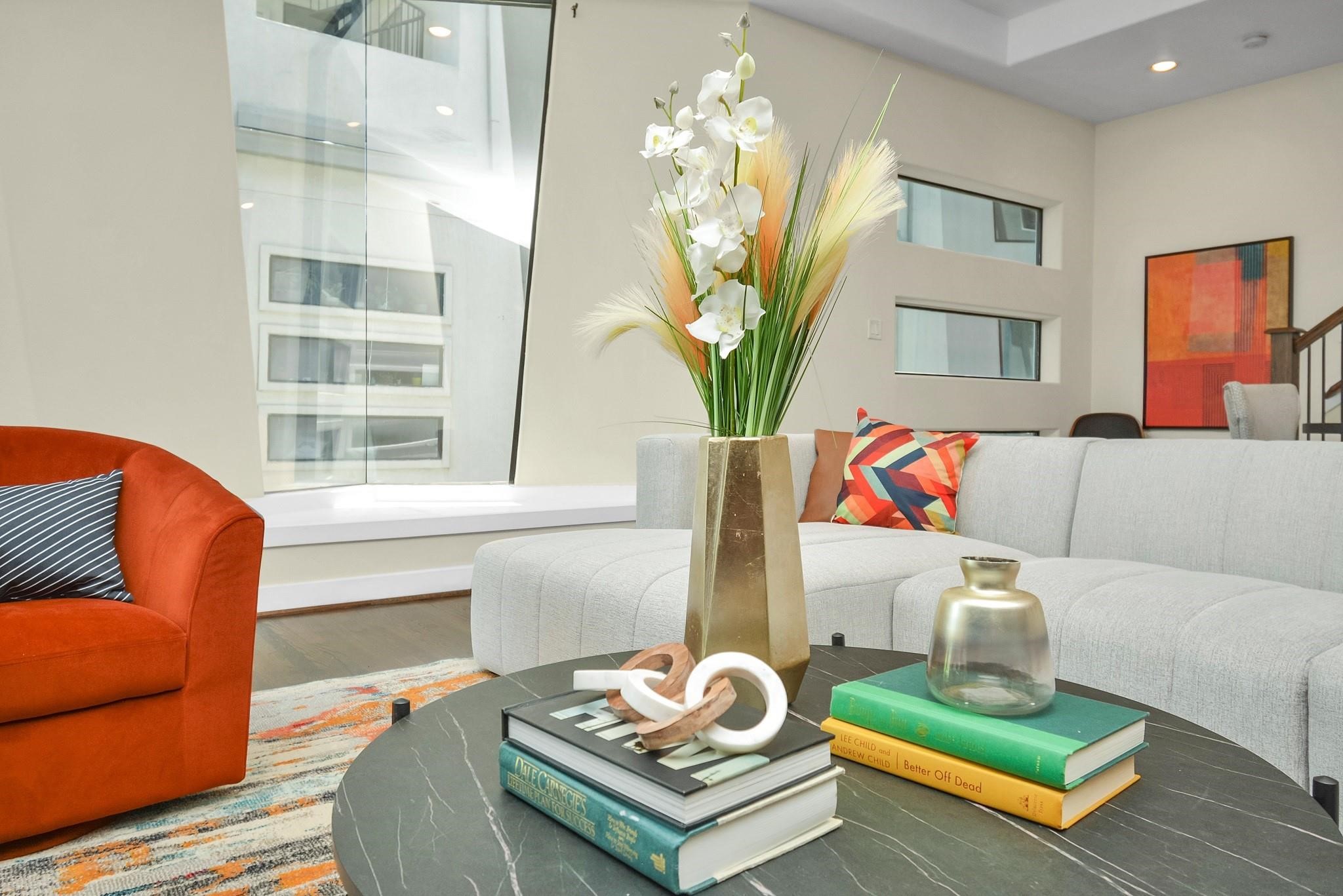 4608 Nett Street, Unit D Houston, TX 77007 - Photo 18 of 47 a living room with furniture and a potted plant