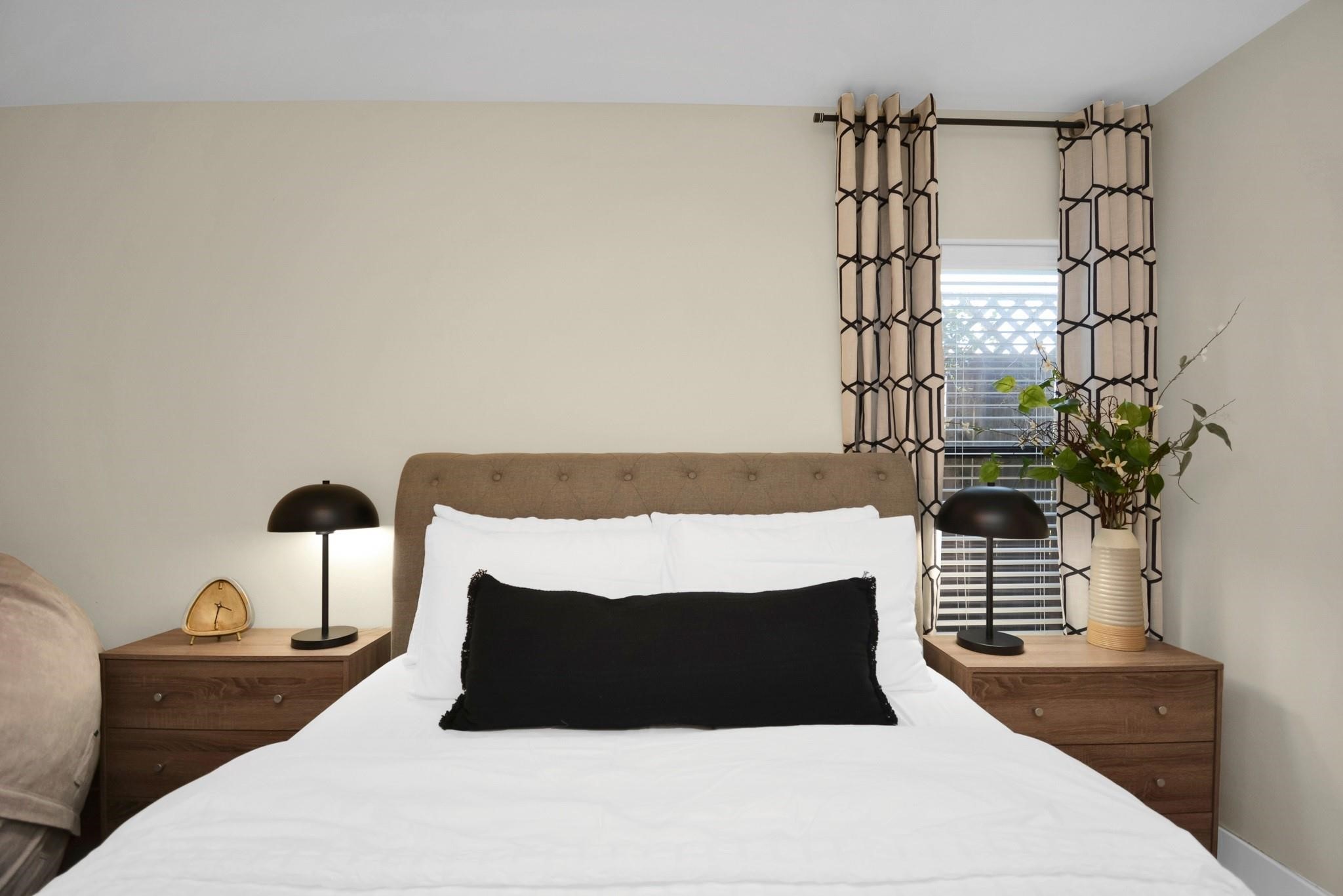 4608 Nett Street, Unit D Houston, TX 77007 - Photo 21 of 47 a bedroom with a bed and a potted plant