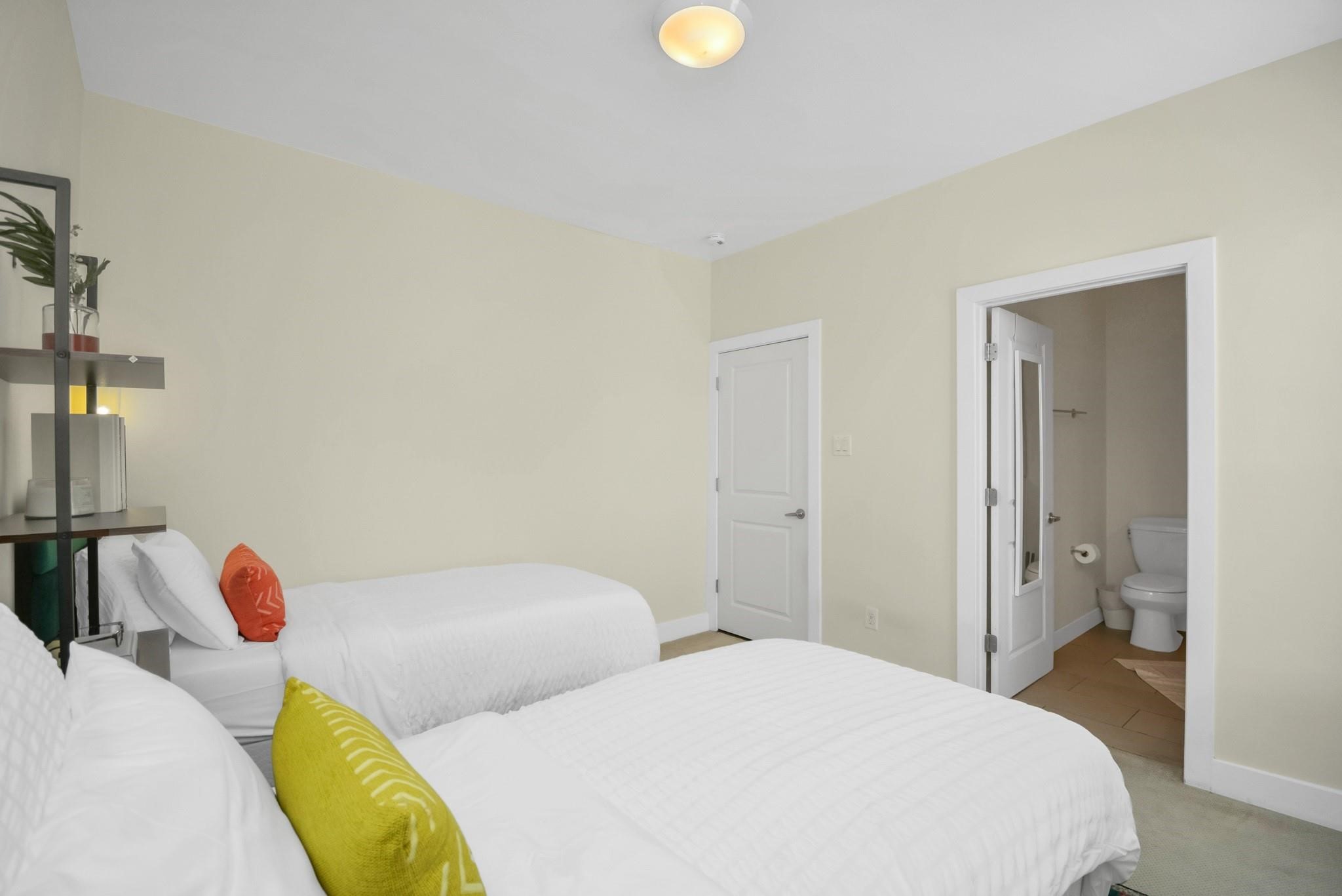 4608 Nett Street, Unit D Houston, TX 77007 - Photo 28 of 47 a bedroom with two beds and painted walls