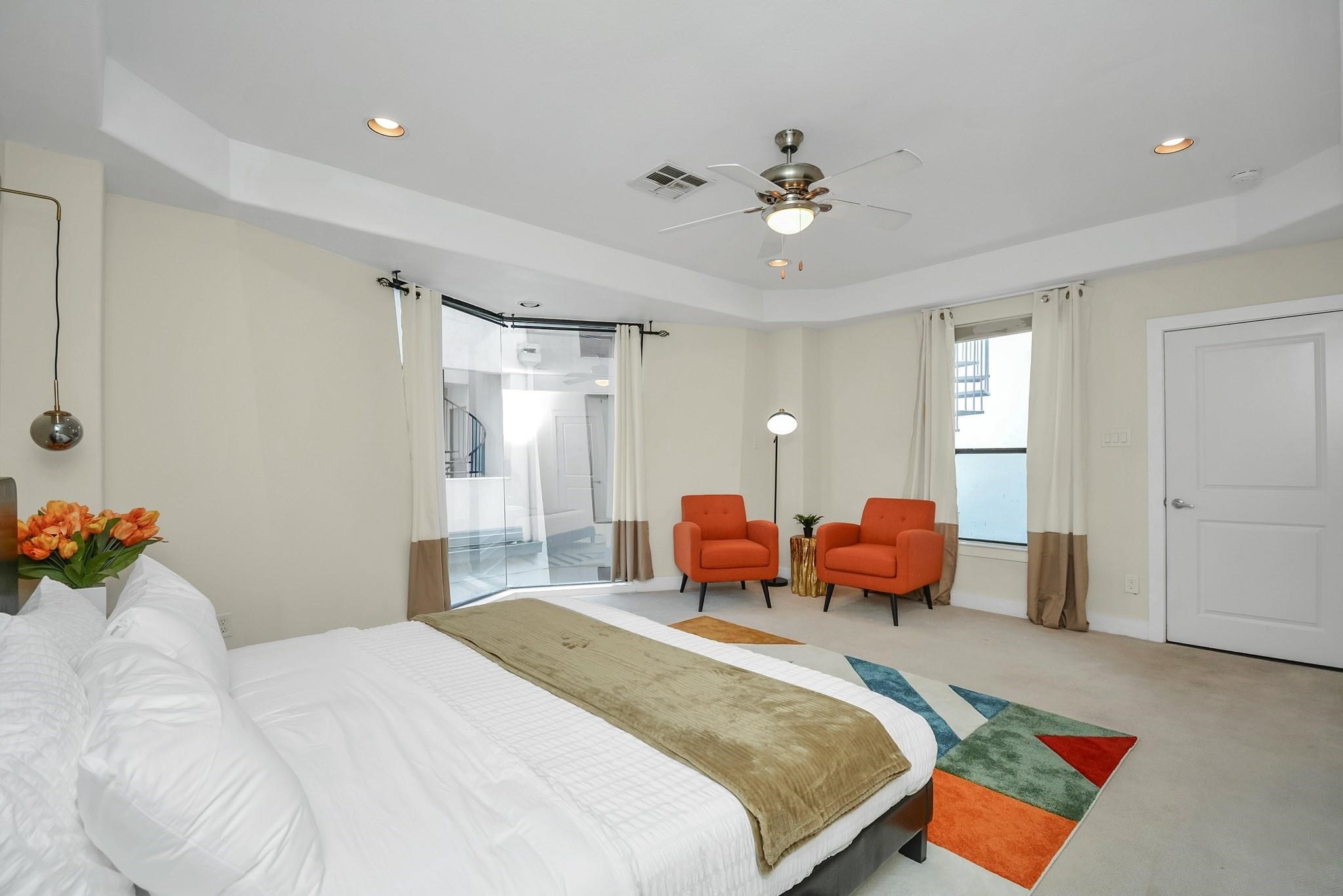 4608 Nett Street, Unit D Houston, TX 77007 - Photo 32 of 47 a bedroom with bed and window