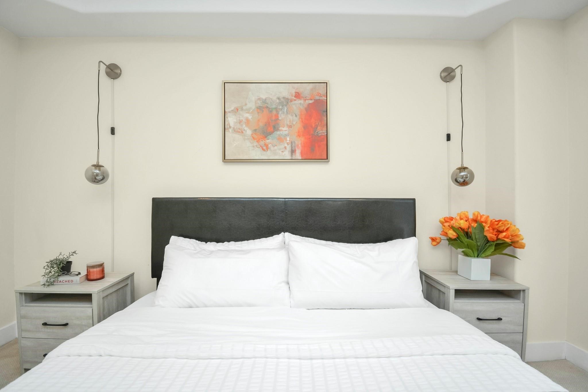 4608 Nett Street, Unit D Houston, TX 77007 - Photo 33 of 47 a bedroom with a bed and a painting on the wall