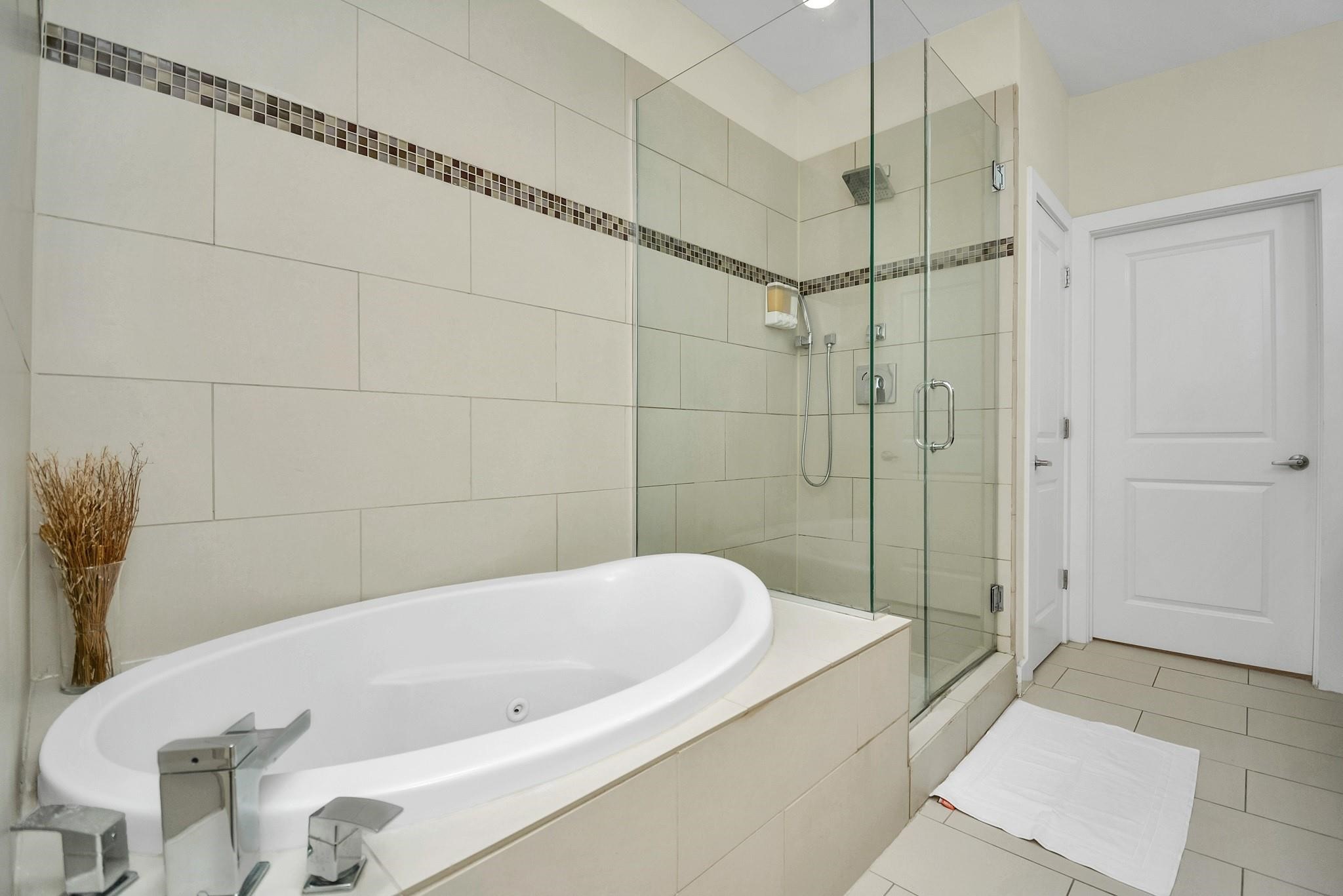 4608 Nett Street, Unit D Houston, TX 77007 - Photo 37 of 47 a bathroom with a bathtub and shower