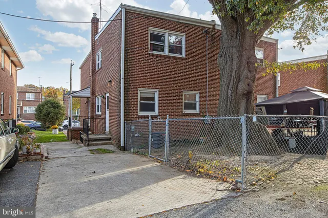 a view of a car park in front of house