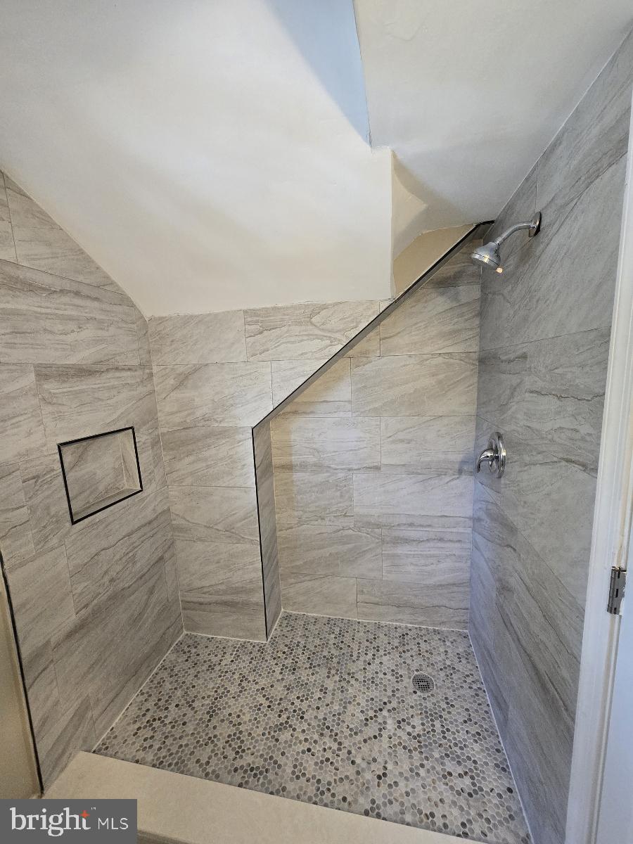 524 8th Avenue Lindenwold, NJ 08021 - Photo 18 of 22 a bathroom with a shower