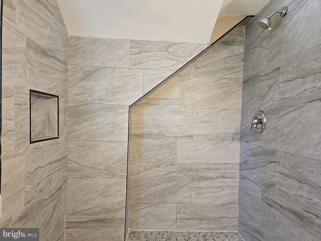 524 8th Avenue Lindenwold, NJ 08021 - Photo 19 of 22 a bathroom with a shower