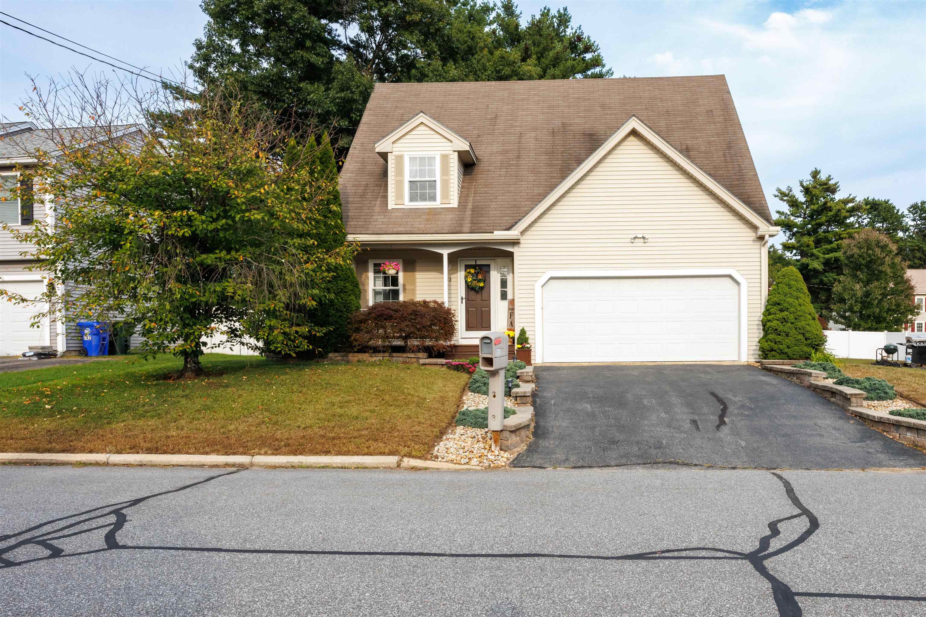 752 Brent Street Manchester, NH 03103 - Photo 1 of 37