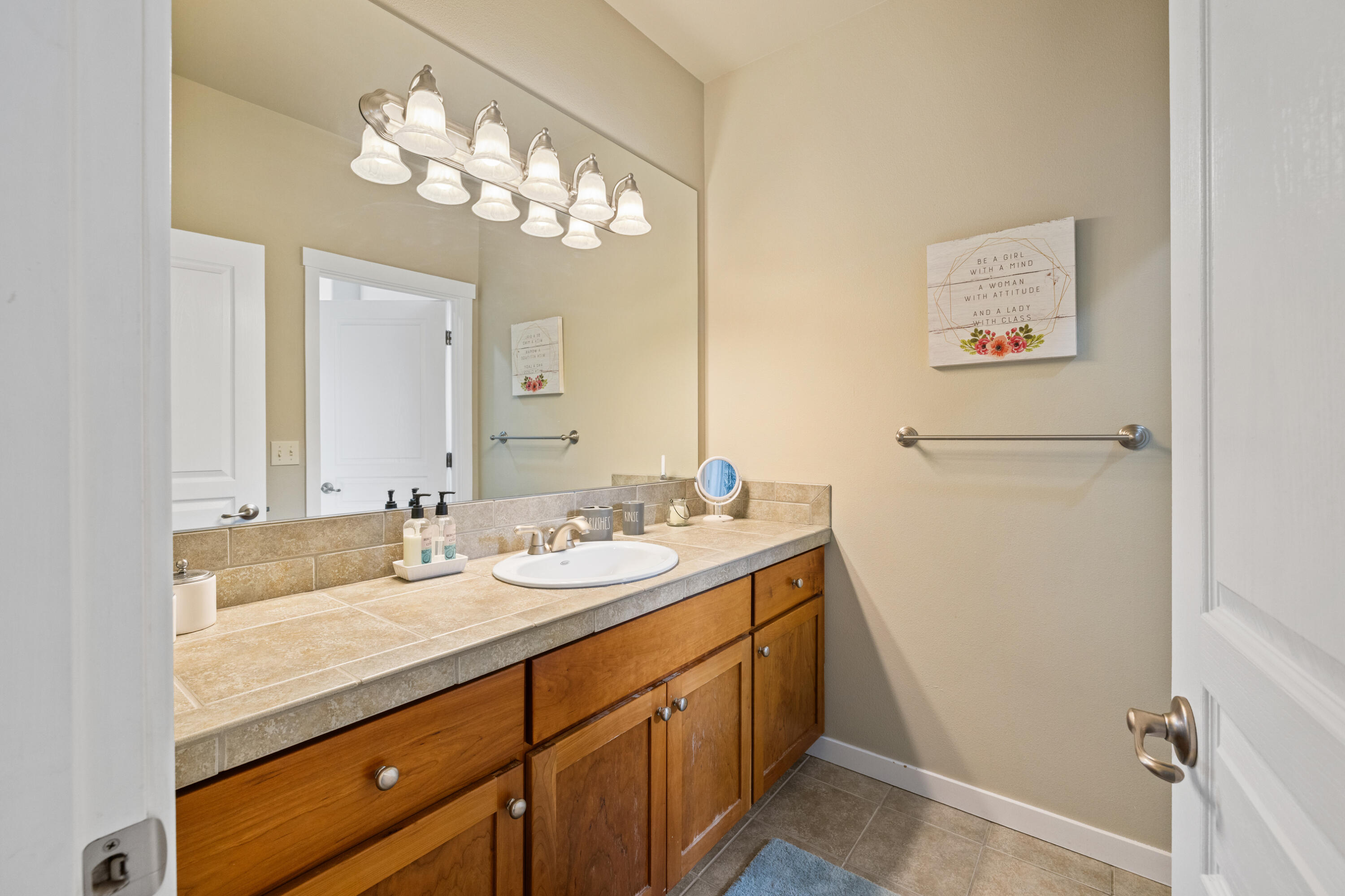 10674 Village Loop Redmond, OR 97756 - Photo 20 of 28 Second floor full bathroom