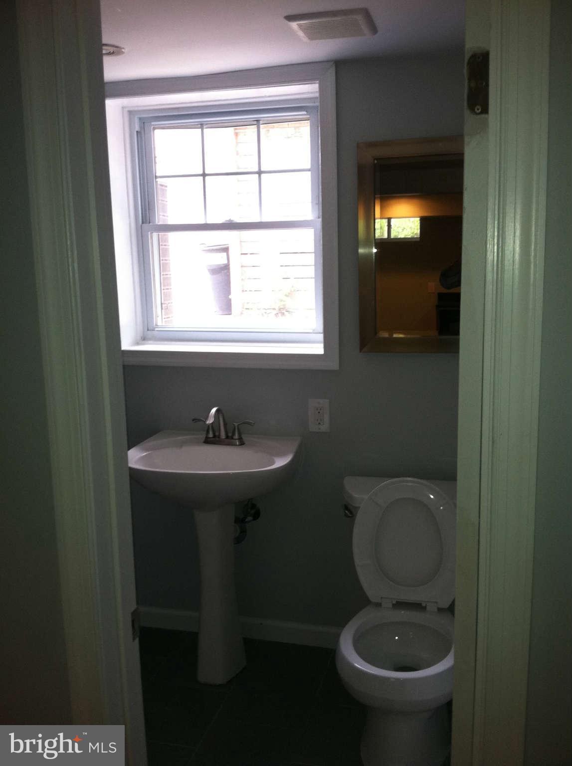 818 Philadelphia Avenue Silver Spring, MD 20910 - Photo 13 of 17 Bath