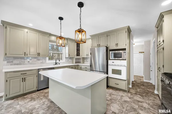 $379,900 | 7234 North Crabapple Court, Peoria, IL 61614