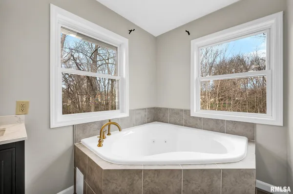$379,900 | 7234 North Crabapple Court, Peoria, IL 61614