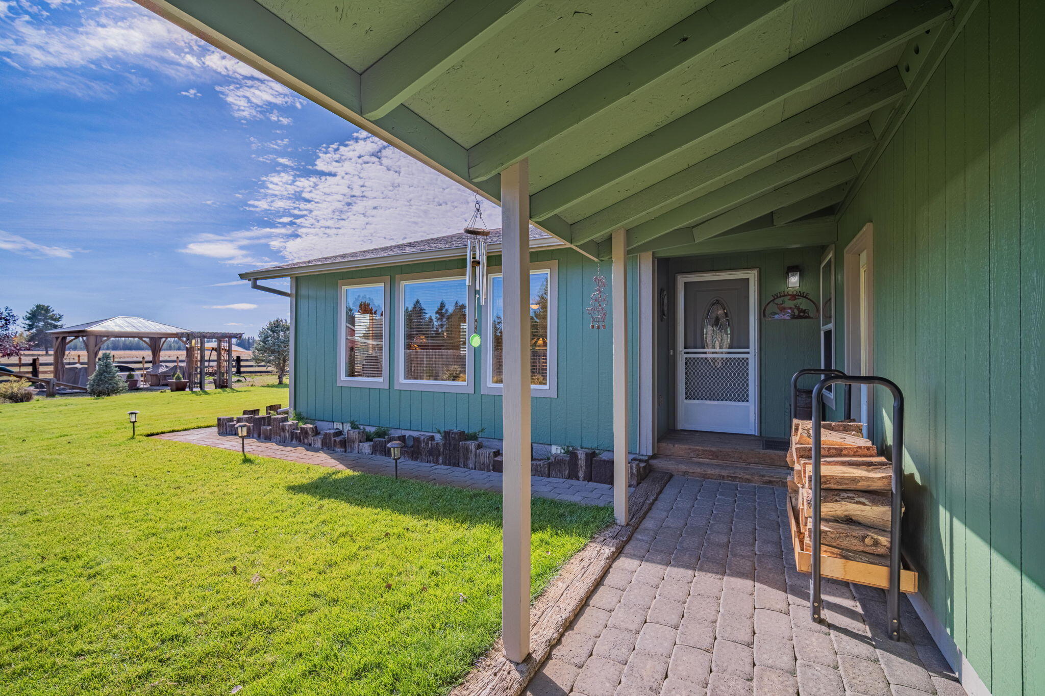 16255 Paulina View Road La Pine, OR 97739 - Photo 14 of 71 Private front yard with covered walk way