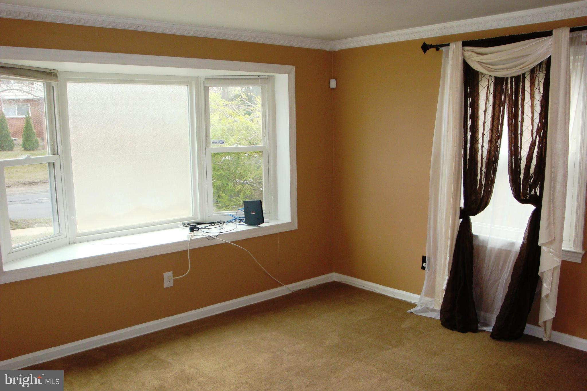 906 Baltimore Road Rockville, MD 20851 - Photo 4 of 17 Living Room