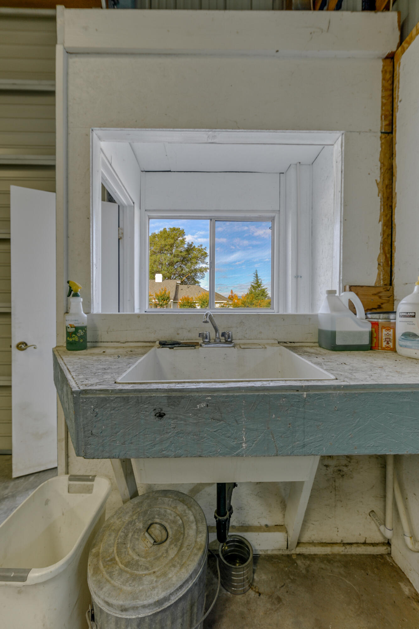 13151 Spring Lake Street Redding, CA 96003 - Photo 65 of 94 Shop sink