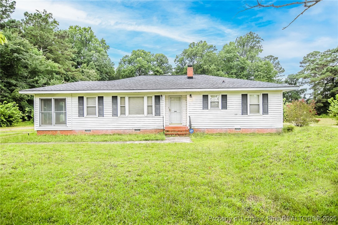 a view of a house with a backyard