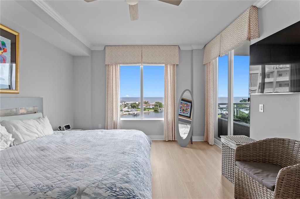 1325 Snell Isle Boulevard Northeast, Unit 711 St. Petersburg, FL 33704 - Photo 19 of 37 a bedroom with a bed and a television