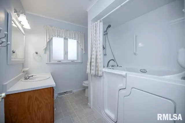 $164,900 | 2447 Centennial Drive, Washington, IL 61571