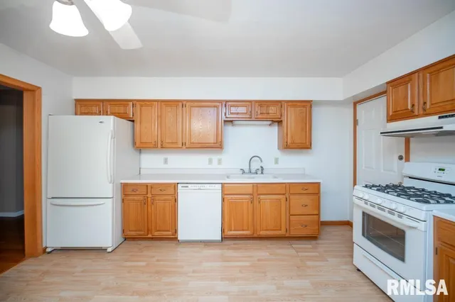 $164,900 | 2447 Centennial Drive, Washington, IL 61571