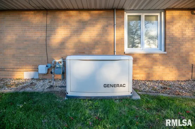 $164,900 | 2447 Centennial Drive, Washington, IL 61571